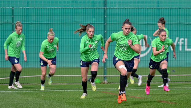 Die Spielerinnen des Vfl Wolfsburg laufen im Abschlusstraining vor dem UWCL Spiel gegen Arsenal.