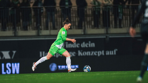 Die VfL-Wolfsburg-Spielerin Marina Hegering spielt den Ball.