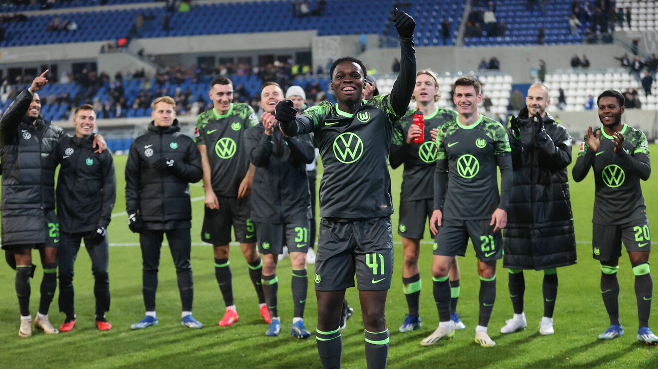 Kofi Amoako, U19-Spieler vom VfL Wolfsburg feiert bei seinem Bundesligadebüt den Sieg mit den Wölfen.