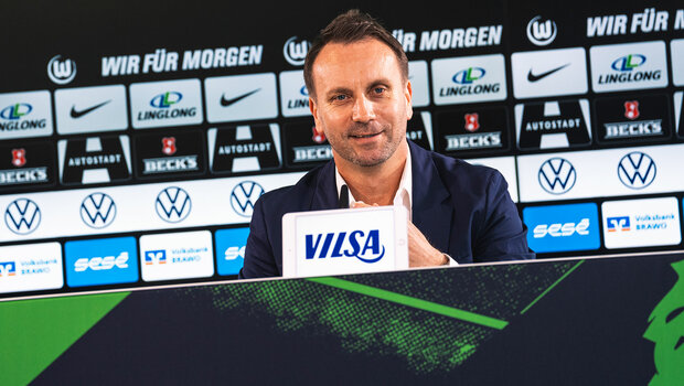 VfL Wolfsburg Sportdirektor Schindzielorz schaut bei einer Pressekonferenz in die Kamera.