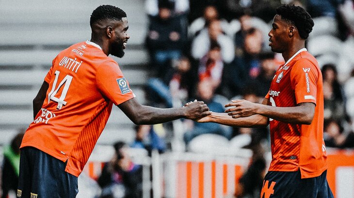 Samuel Umtiti und Jonathan David vom OSC Lille klatschen sich ab.