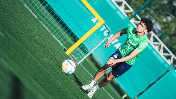 Der VfL-Wolfsburg-Spieler Kevin Paredes beim Lauftraining mit dem Ball.