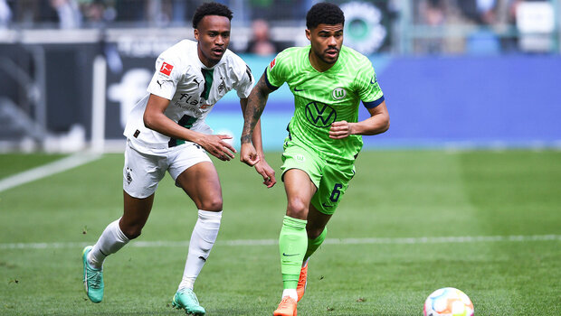 VfL-Wolfsburg-Spieler Otavio im Sprintduell mit Gladbach-Spieler.