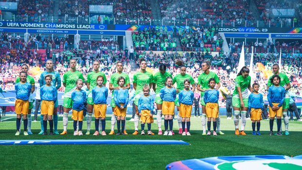 Die Startelf des VfL Wolfsburg stellt sich im UWCL-Finale mit den Einlaufkindern in einer Reihe auf.