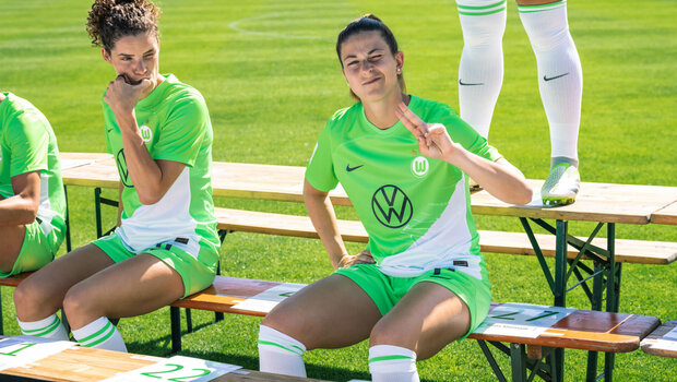 Die VfL Wolfsburg-Spielerin Chantal Hagel grinst in die Kamera.