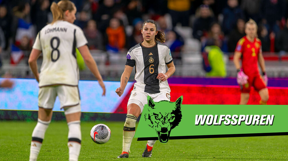 VfL Wolfsburg Spielerin Oberdorf im Trikot der Nationalmannschaft auf dem Spielfeld.
