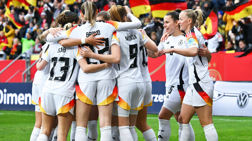 Die Spielerinnen der Deutschen-Nationalmannschaft umarmen sich. Mit dabei ist auch die VfL-Wolfsburg-Spielerin Lena Oberdorf.