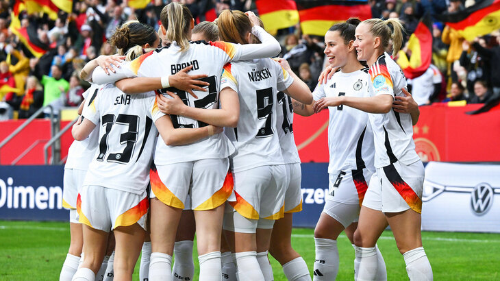 Die Spielerinnen der Deutschen-Nationalmannschaft umarmen sich. Mit dabei ist auch die VfL-Wolfsburg-Spielerin Lena Oberdorf.