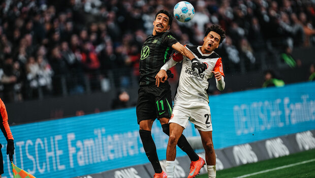 VfL-Wolfsburg-Spieler Tiago Tomas im Kopfballduell mit einem Gegenspieler.