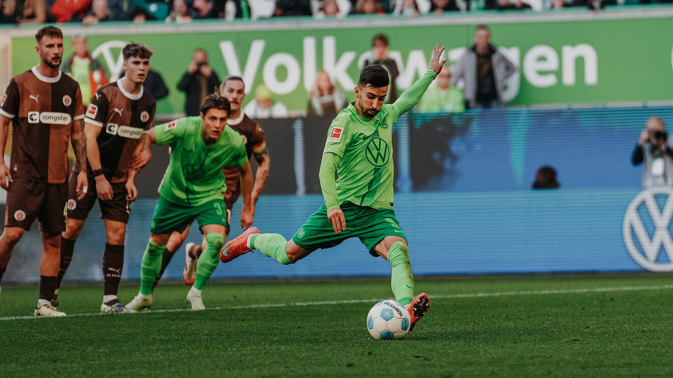 VfL-Wolfsburg-Spieler Mohammad Amoura schießt den Ball.