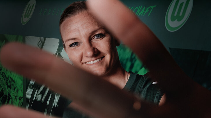 VfL-Spielerin Alexandra Popp schaut in die Kamera und hält ihre hand davor.