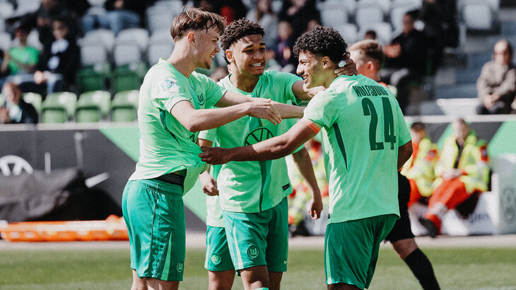 Spieler der U-19 des VfL Wolfsburg jubeln.