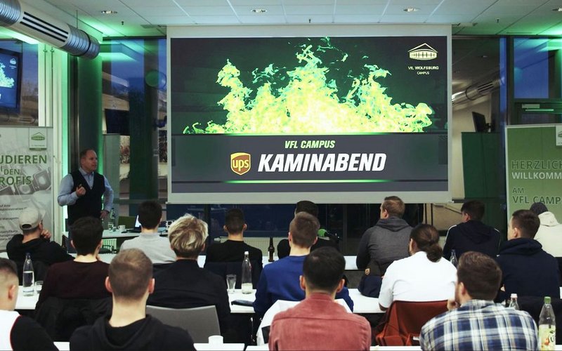Studierende des Campus vom VfL Wolfsburg beim Kaminabend.