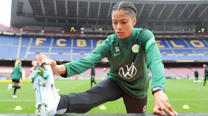 VfL-Wolfsburg-Spielerin Sveindis Jonsdottir dehnt sich.