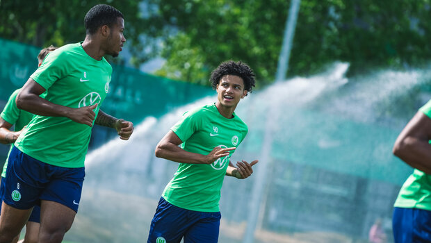Der VfL Wolfsburg-Spieler Kevin Paredes läuft neben Aster Vranckx auf dem Trainingsplatz.
