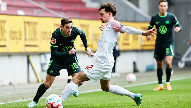 VfL-Wolfsburg-Spieler Kaminski im Testspiel gegen Augsburg im Zweikampf.