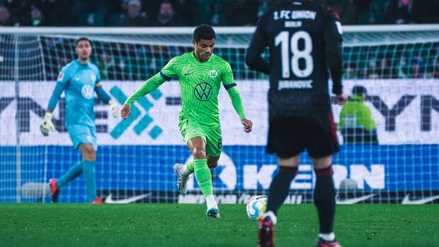 VfL-Wolfsburg-Spieler Paulo Otavio läuft mit dem Ball.