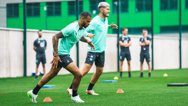Die Spieler des VfL Wolfsburg Nmecha und Wind in der ersten Trainingseinheit der neuen Saison.