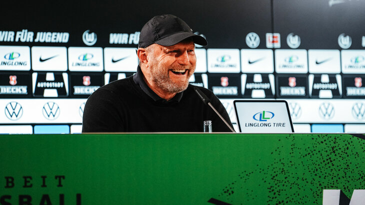 Der VfL-Wolfsburg-Trainer Ralph Hasenhüttl lacht auf der Pressekonferenz.