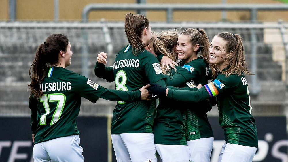 Die Mannschaft der U20 der VfL Wolfsburg Frauen liegen sich jubelnd in den Armen.
