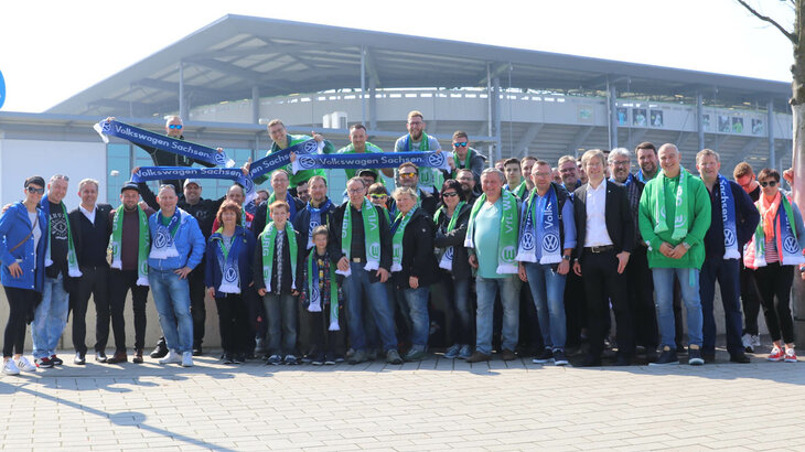 Die Volkswagen Belegschaft aus Zwickau, Sachsen schaut beim Spiel der Wölfe im Stadion des VfL Wolfsburg zu.