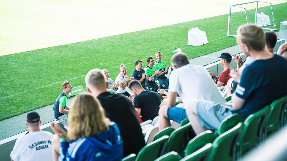 Der Blick der Zuschauer bzw. Zuhörer von der Tribüne auf die Gesprächspartner beim Kongress des VfL Wolfsburg im AOK Stadion.