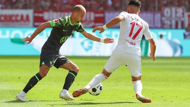 VfL-Wolfsburg-Spieler Cerny im Zweikampf mit einem Köln Spieler.