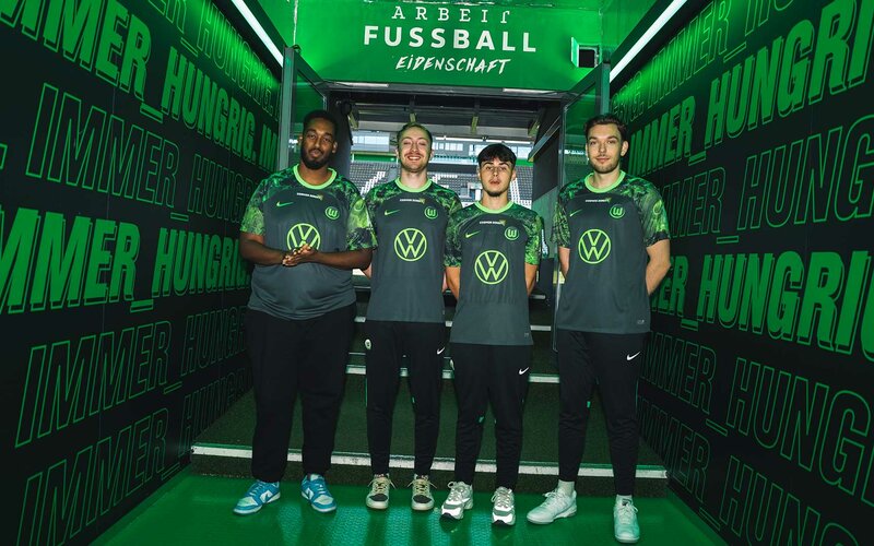 Die vier E-Sportler des VfL Wolfsburg stehen im Spielertunnel.