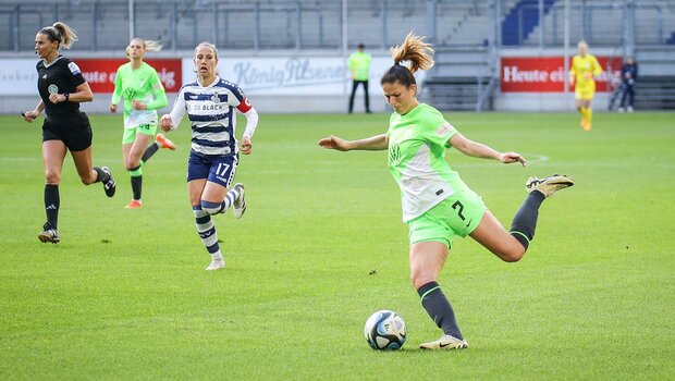 VfL-Wolfsburg-Spielerin Chantal Hagel schießt den Ball.