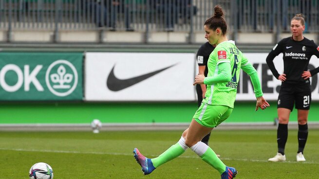 Janssen schießt den Ball im Spiel der Frauen des VfL Wolfsburg gegen SC Freiburg.