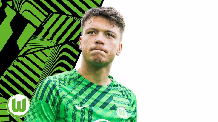 Dzenan Pejcinovic, Angriffsspieler des VfL Wolfsburg, schaut verlegen nach oben.