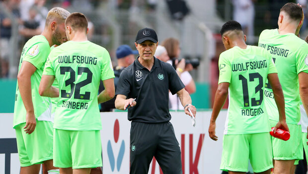 Trainer des VfL Wolfsburg, Niko Kovac, bespricht sich beim DFB-Pokalspiel mit seinen Spielern.