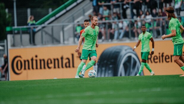 VfL-Wolfsburg-Spieler Maximilian Arnold wartet auf den Pass im Testspiel gegen Hannover 96.