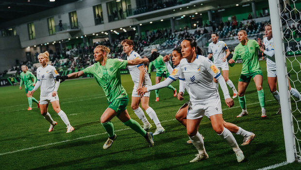 VfL-Wolfsburg-Spielerin Alexandra Popp läuft im Strafraum in Richtung Ball nach einer Ecke.
