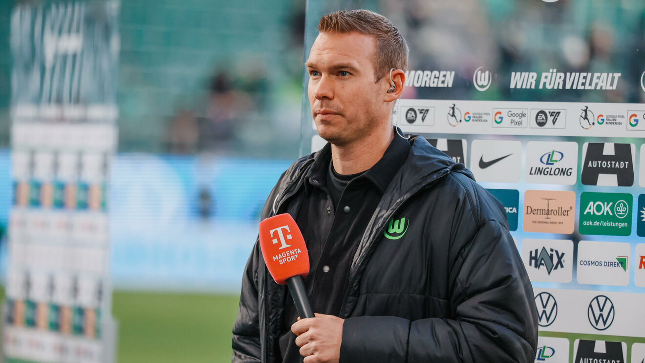 Der VfL-Wolfsburg-Trainer Tommy Stroot beim Interview.