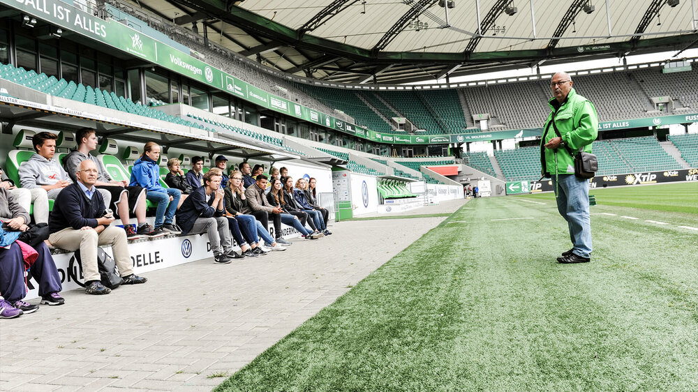 Fans bei einer Arenaführung des VfL-Wolfsburg.