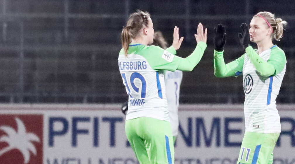 Christine Minde and Alexandra Popp celebrate the win against Hoffenheim. 
