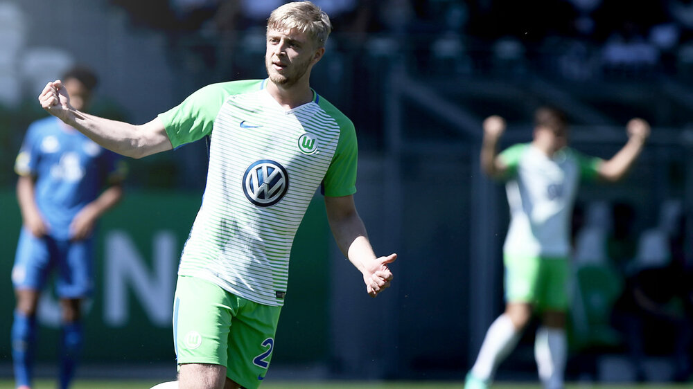 Justin Möbius jubelt im Trikot des VfL Wolfsburg.