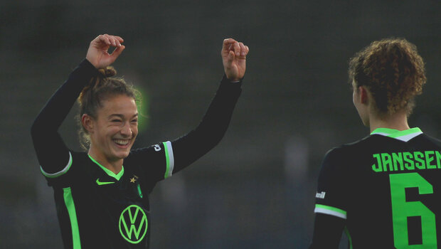 VfL Wolfsburg-Spielerin Felicitas Rauch jubelt auf dem Spielfeld mit Kollegin Janssen.