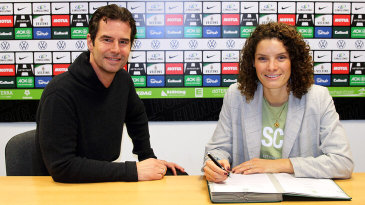 Dominique Janssen unterschreibt einen Vertrag beim VfL Wolfsburg, neben ihr sitzt Ralf Kellermann.