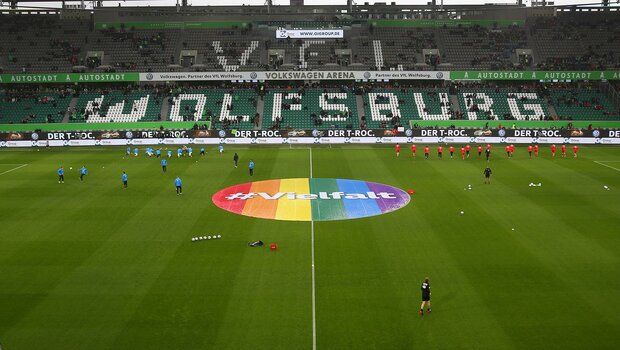 Das Spielfeld der Volkswagen Arena vom VfL Wolfsburg mit dem Vielfaltsbanner im Mittelkreis.