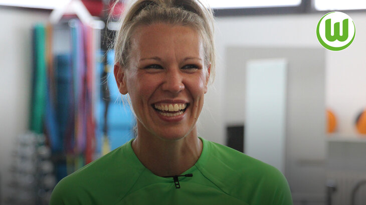 Die VfL Wolfsburg-Spielerin Kristin Demann lacht in die Kamera.