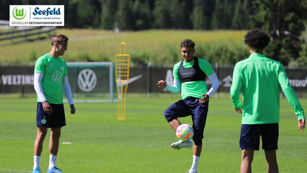 Der VfL Wolfsburg-Spieler Omar Marmoush spielt den Ball zu Kevin Paredes.