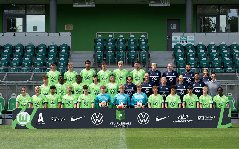 Ein Mannschaftsbild der U17 vom VfL Wolfsburg.