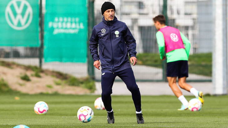 Trainer des VfL Wolfsburg, Niko Kovac, läuft auf dem Trainingsplatz zwischen den Bällen durch.
