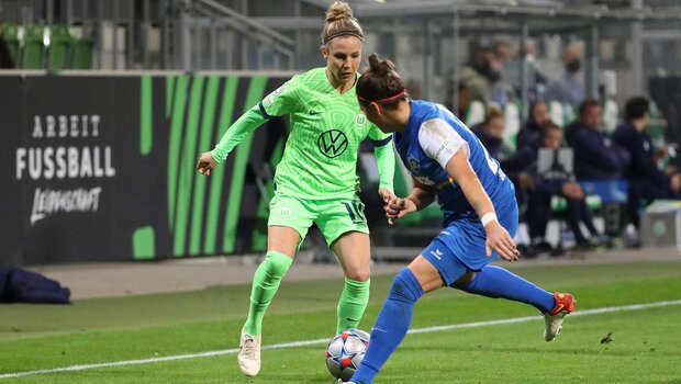 Die VfL-Wolfsburg-Spielerin Svenja Huth bei einem Dribbling gegen eine Spielerin des SKN St. Pölten im AOK-Stadion.