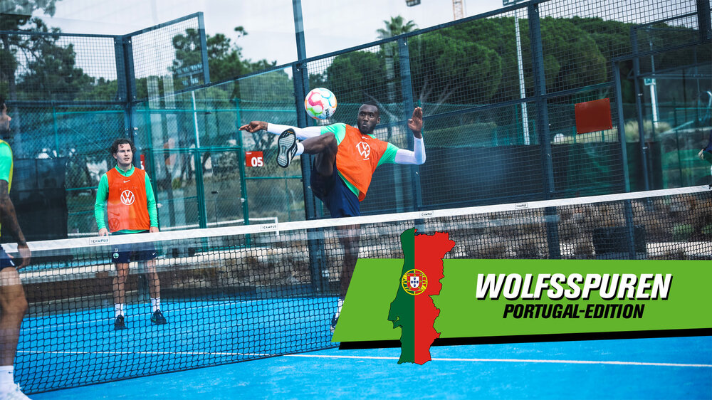 VfL-Wolfsburg-Spieler Josuha Guilavogui nimmt den Ball beim Fußballtennis mit dem Fuß an.