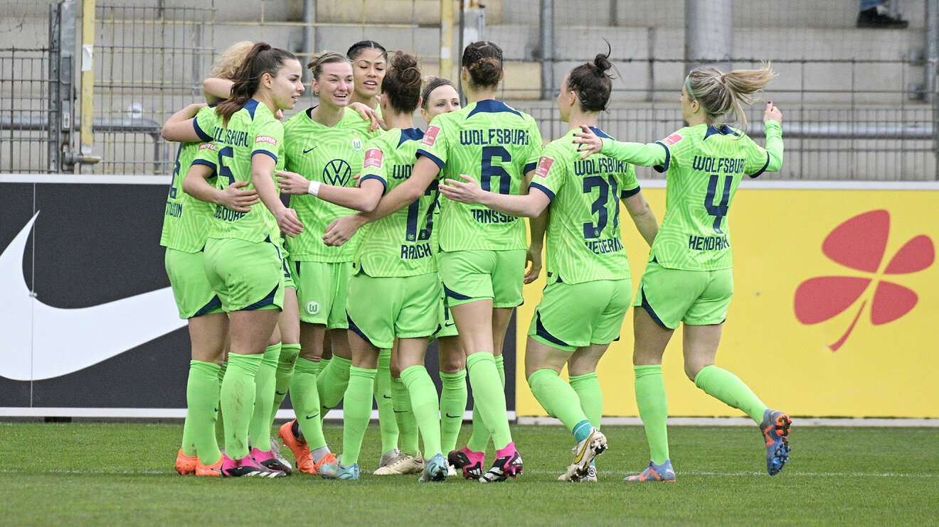 Das Frauen-Team des VfL Wolfsburg jubelt gemeinsam über ein geschossenes Tor gegen SC Freiburg.