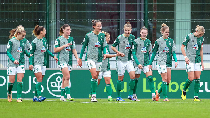 Die Frauen des VfL Wolfsburg beim Aufwärmen.