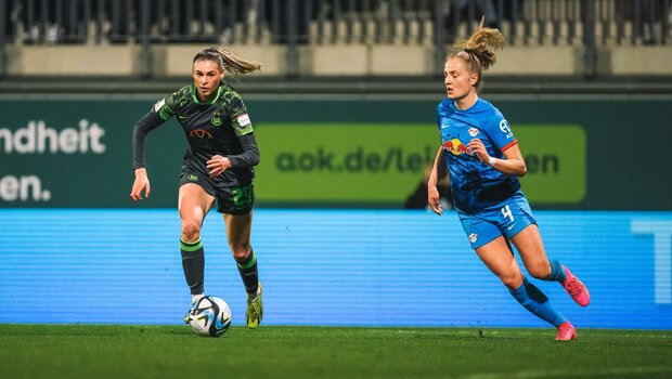 VfL-Wolfsburg-Spielerin Jule Brand läuft mit dem Ball.